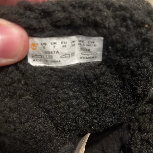 Timberland womens black primaloft 200 tall boot. Lace up. Bottom is waterproof. - Picture 4 of 8